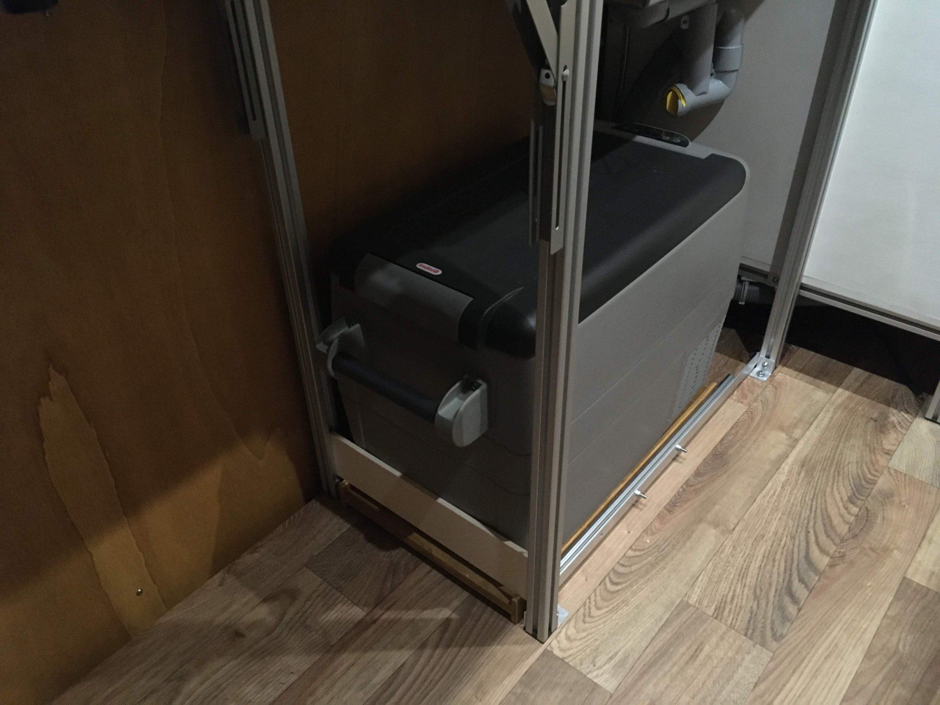 kühlbox mit low tech verriegelung