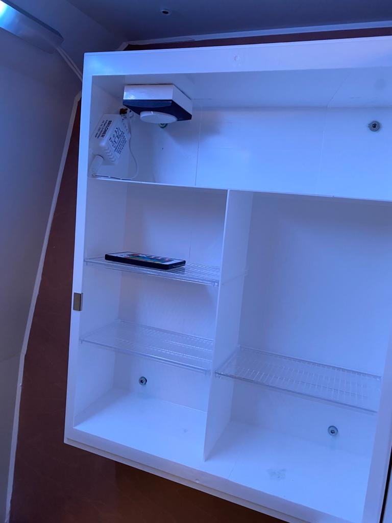 In den Schrank noch Lichtschalter und LED Steuerung platziert damit es vor Feuchtigkeit geschützt ist und ne LED Profil an die Wand. Schon gibt es Licht im Bad.